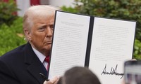 Tổng thống Donald Trump giơ sắc lệnh mà ông đã ký khi thông báo chính sách thuế mới tại Vườn Hồng của Nhà Trắng ngày 2/4. (Ảnh: AP)