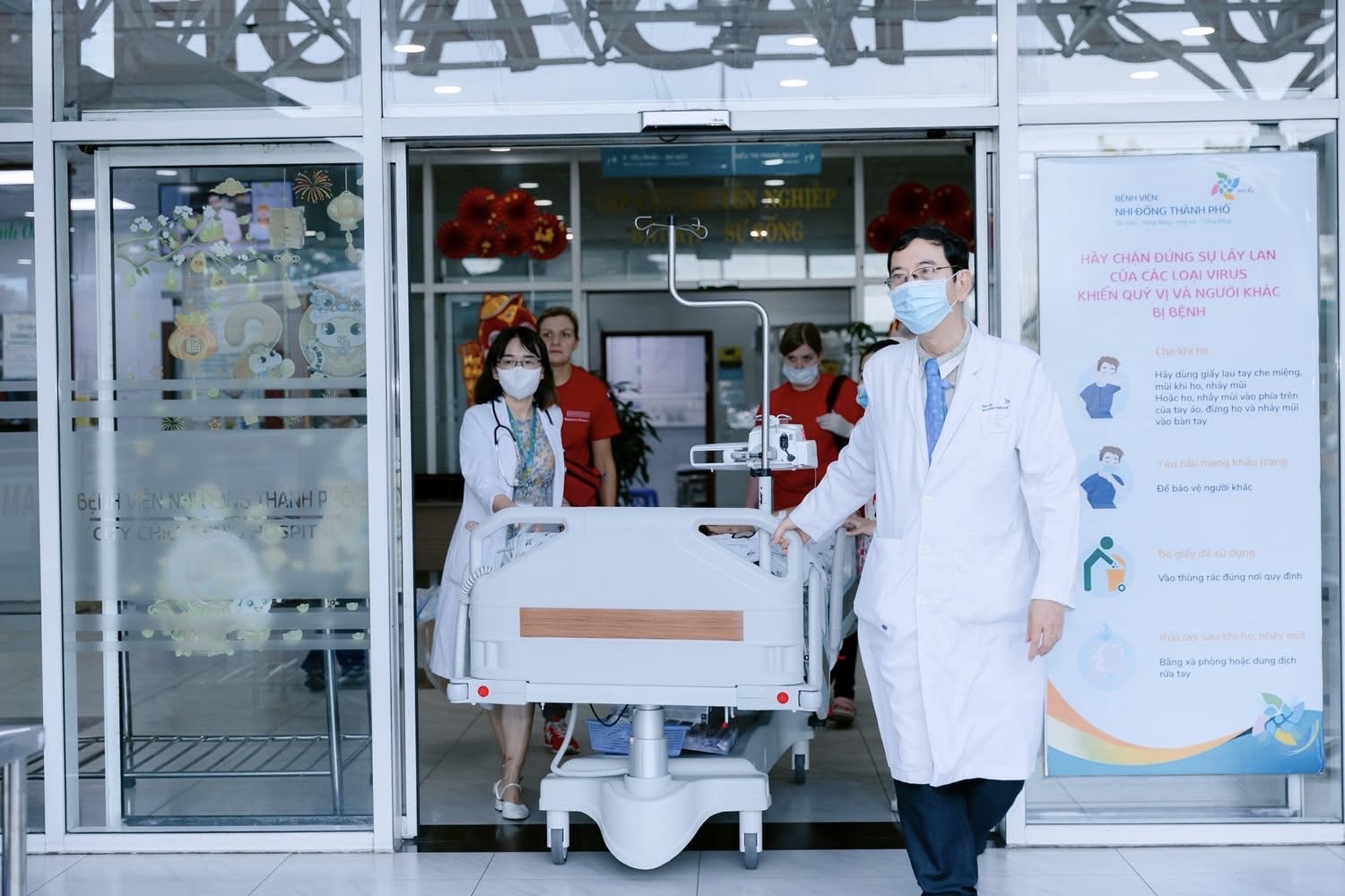 Bệnh viện Nhi Đồng Thành Phố và cuộc chiến giành lại sự sống cho bệnh nhi quốc tế

- Ảnh 2.