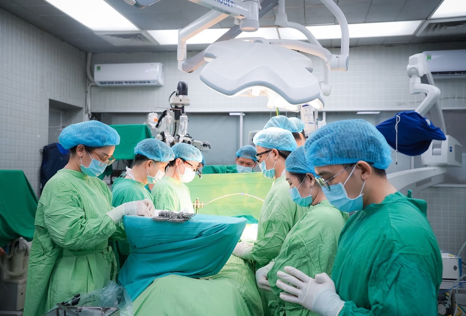 Bệnh viện Chợ Rẫy trắng đêm, xuyên lễ tiếp nhận tạng hiến và ghép thành công cho 6 bệnh nhân trong 24 giờ- Ảnh 1. Bệnh viện Chợ Rẫy trắng đêm, xuyên lễ tiếp nhận tạng hiến và ghép thành công cho 6 bệnh nhân trong 24 giờ- Ảnh 1.