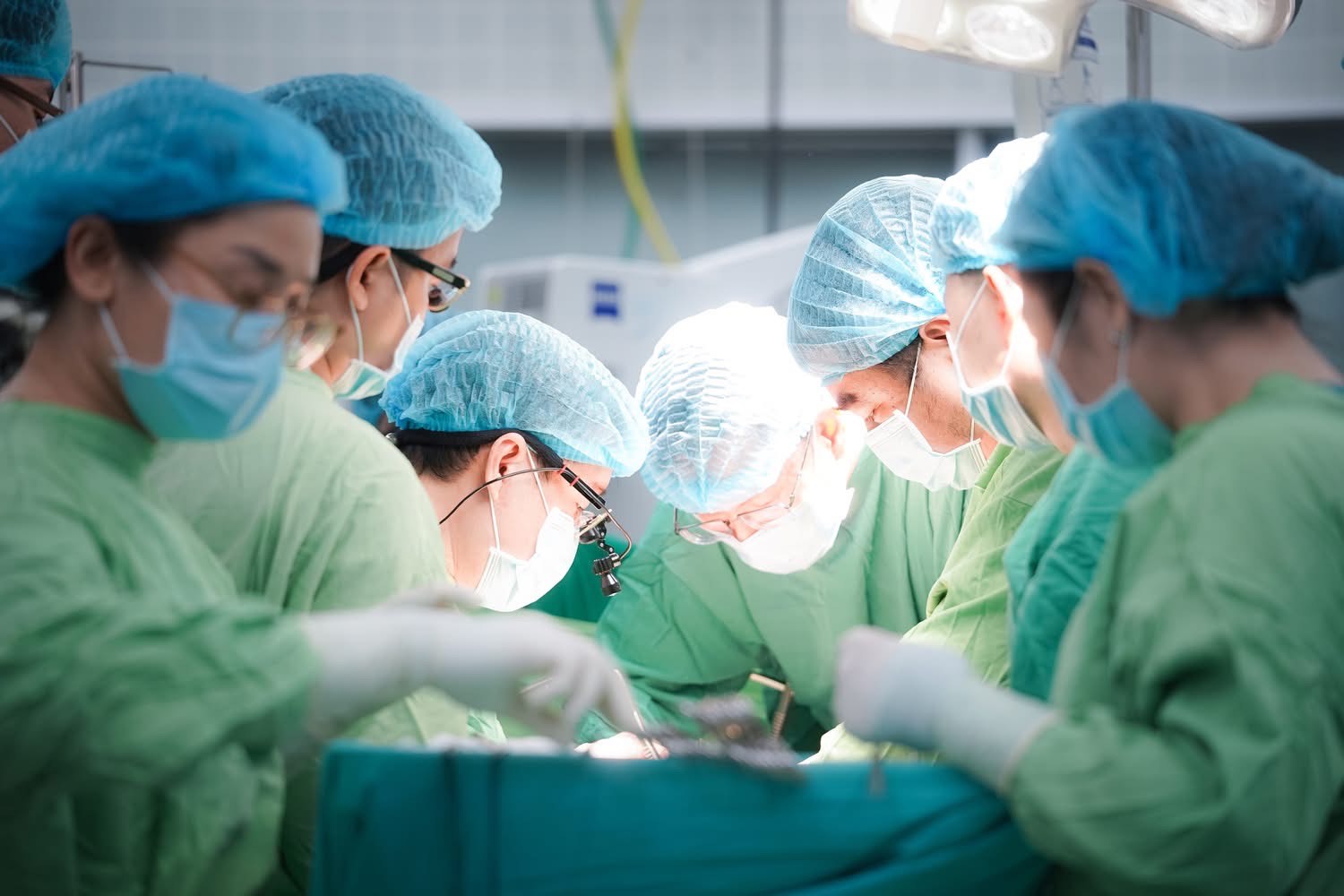 Bệnh viện Chợ Rẫy trắng đêm, xuyên lễ tiếp nhận tạng hiến và ghép thành công cho 6 bệnh nhân trong 24 giờ- Ảnh 5. Bệnh viện Chợ Rẫy trắng đêm, xuyên lễ tiếp nhận tạng hiến và ghép thành công cho 6 bệnh nhân trong 24 giờ- Ảnh 5.