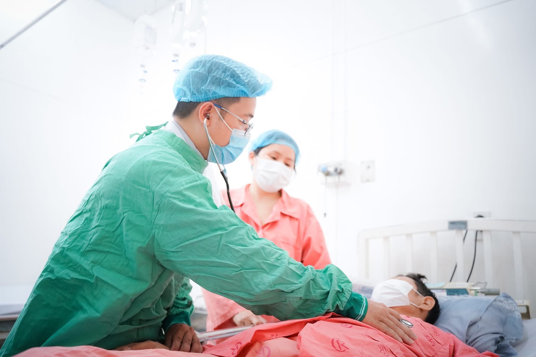 Bệnh viện Chợ Rẫy trắng đêm, xuyên lễ tiếp nhận tạng hiến và ghép thành công cho 6 bệnh nhân trong 24 giờ- Ảnh 2. Bệnh viện Chợ Rẫy trắng đêm, xuyên lễ tiếp nhận tạng hiến và ghép thành công cho 6 bệnh nhân trong 24 giờ- Ảnh 2.
