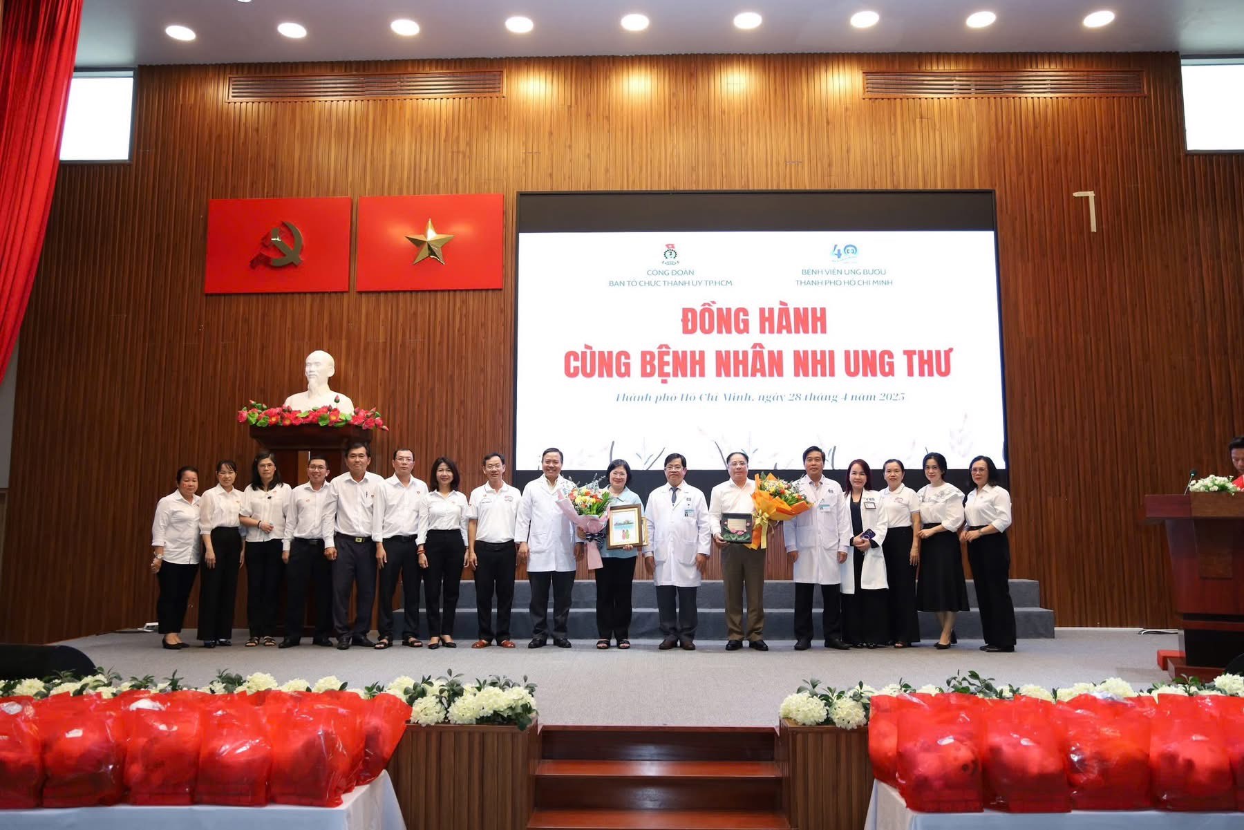 Lan tỏa yêu thương: Thành Ủy TP.HCM đồng hành cùng Bệnh viện Ung Bướu- Ảnh 4. Lan tỏa yêu thương: Thành Ủy TP.HCM đồng hành cùng Bệnh viện Ung Bướu- Ảnh 4.