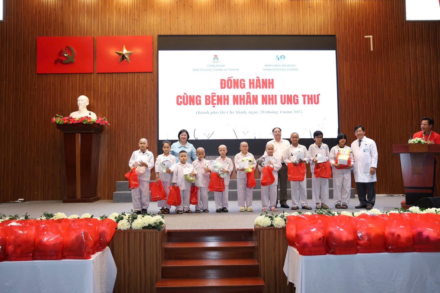 Lan tỏa yêu thương: Thành Ủy TP.HCM đồng hành cùng Bệnh viện Ung Bướu- Ảnh 5. Lan tỏa yêu thương: Thành Ủy TP.HCM đồng hành cùng Bệnh viện Ung Bướu- Ảnh 5.