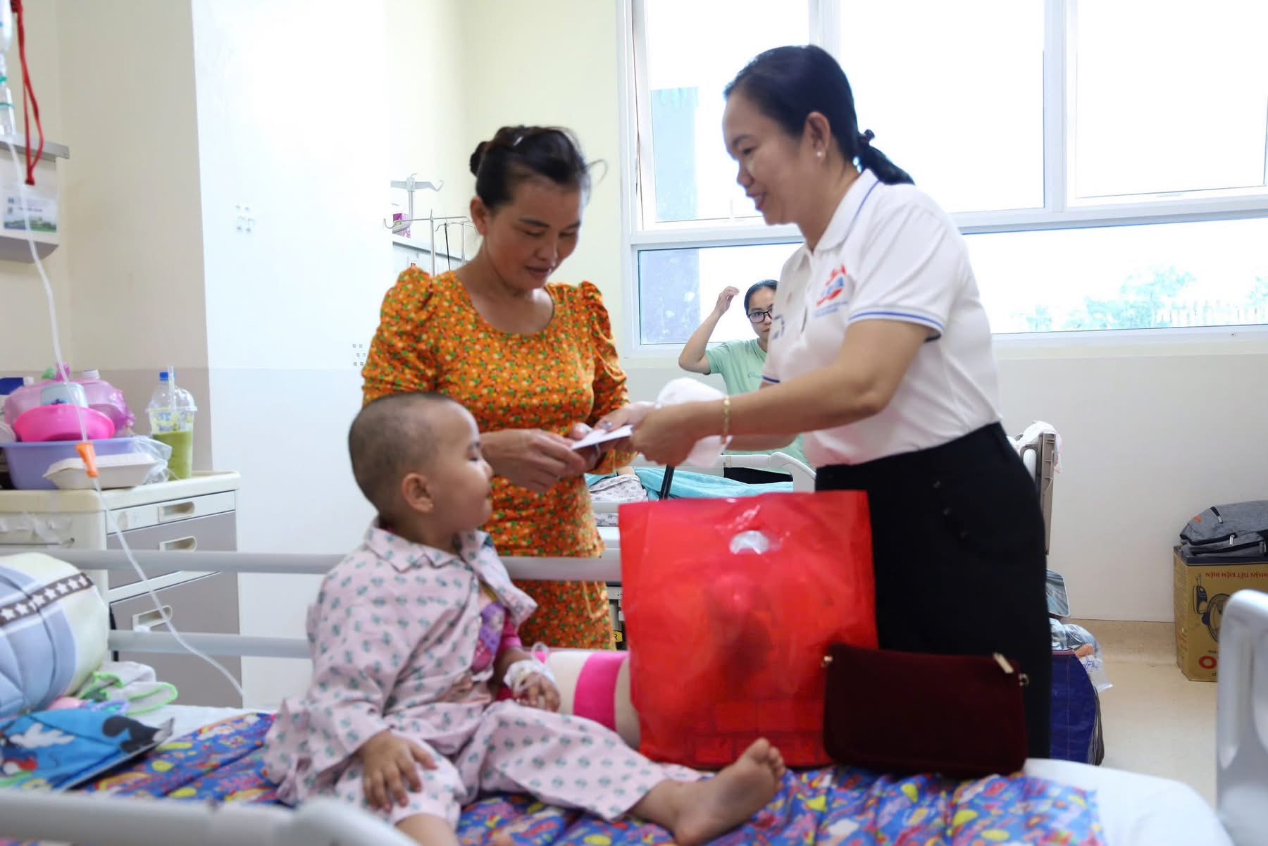 Lan tỏa yêu thương: Thành Ủy TP.HCM đồng hành cùng Bệnh viện Ung Bướu- Ảnh 7. Lan tỏa yêu thương: Thành Ủy TP.HCM đồng hành cùng Bệnh viện Ung Bướu- Ảnh 7.