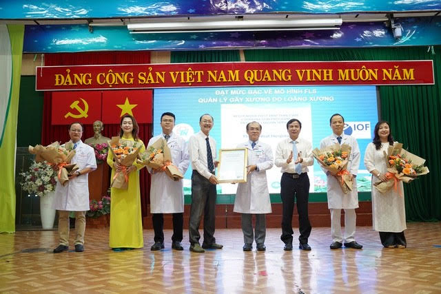 Đại diện Tổ chức Loãng xương Thế giới (IOF) trao chứng nhận chuẩn Bạc mô hình quản lý gãy xương do loãng xương cho ban lãnh đạo Bệnh viện Thống Nhất (TP HCM). Đại diện Tổ chức Loãng xương Thế giới (IOF) trao chứng nhận chuẩn Bạc mô hình quản lý gãy xương do loãng xương cho ban lãnh đạo Bệnh viện Thống Nhất (TP HCM).