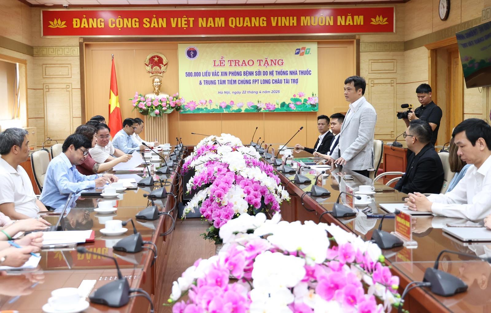 Bộ Y tế tiếp nhận nửa triệu liều vắc xin sởi do FPT Long Châu trao tặng- Ảnh 3. Bộ Y tế tiếp nhận nửa triệu liều vắc xin sởi do FPT Long Châu trao tặng- Ảnh 3.