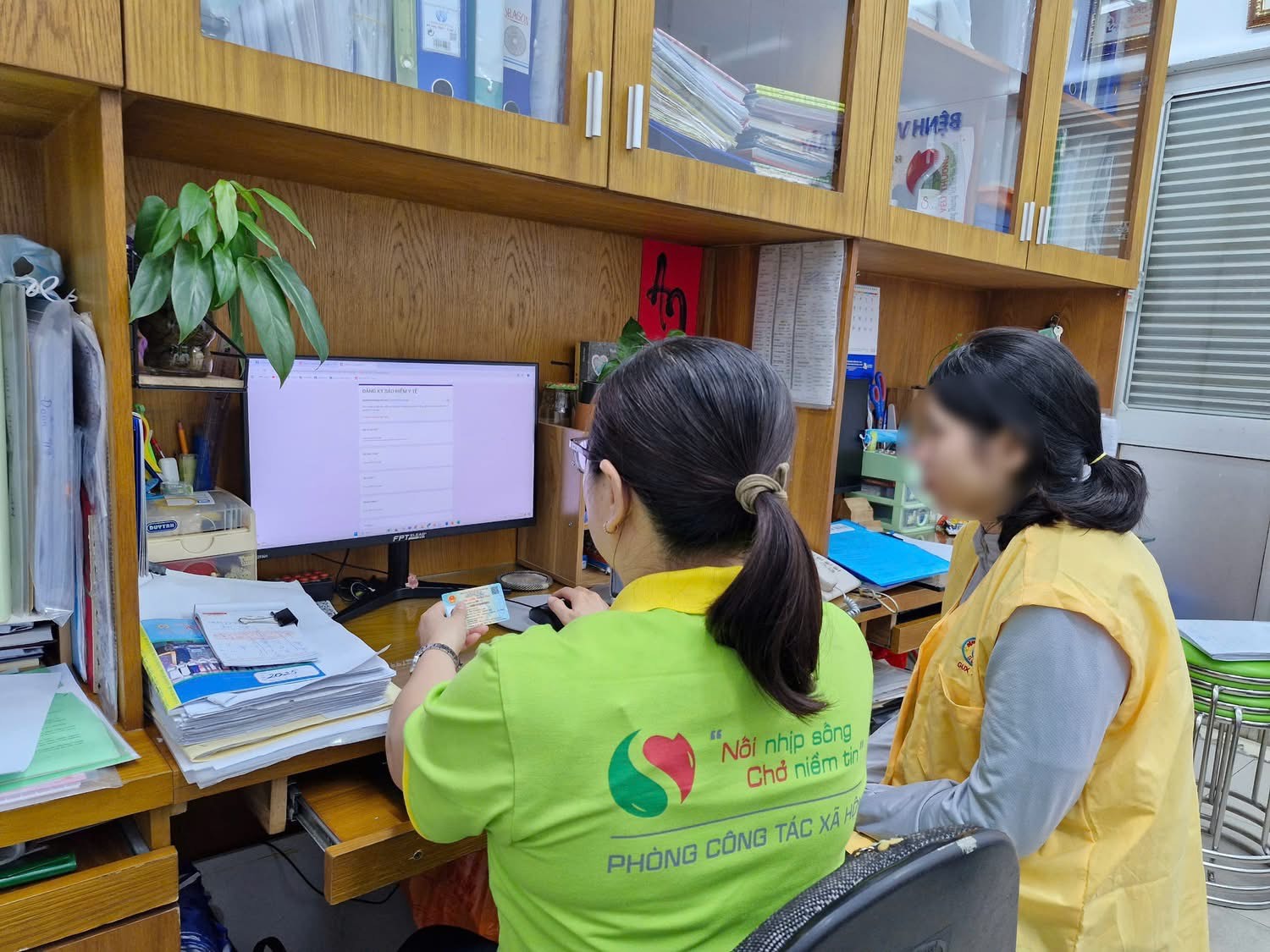 Không Ai Bị Bỏ Lại: Bv Chợ Rẫy Cùng Người Bệnh Yếu Thế Mua BHYT- Ảnh 4. Không Ai Bị Bỏ Lại: Bv Chợ Rẫy Cùng Người Bệnh Yếu Thế Mua BHYT- Ảnh 4.