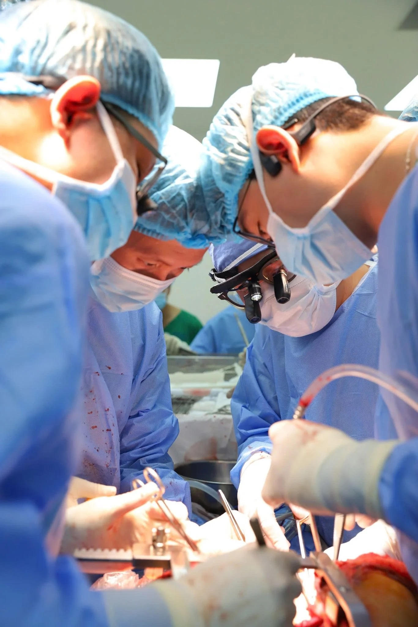 Các chuyên gia đầu ngành trong lĩnh vực ghép tạng đến từ mọi miền đất nước đang thực hiện công việc lấy tạng từ người hiến tại Bệnh viện Nhân dân 115. Các chuyên gia đầu ngành trong lĩnh vực ghép tạng đến từ mọi miền đất nước đang thực hiện công việc lấy tạng từ người hiến tại Bệnh viện Nhân dân 115.