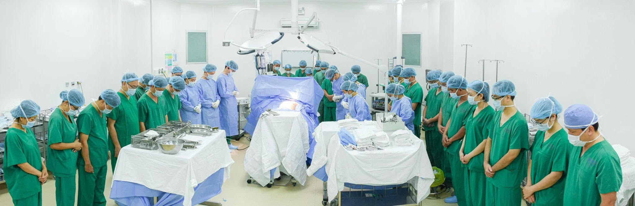 Tập thể y – bác sĩ cúi đầu tri ân người bệnh hiến tạng tại Bệnh viện Nhân dân 115 Tập thể y – bác sĩ cúi đầu tri ân người bệnh hiến tạng tại Bệnh viện Nhân dân 115