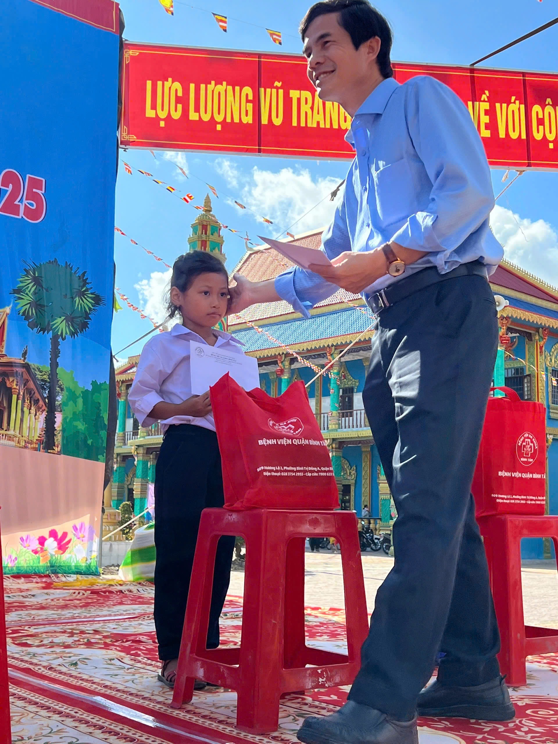 Ấm áp tình người: BV Bình Tân chung tay khám chữa bệnh và trao quà ở Sóc Trăng- Ảnh 2. Ấm áp tình người: BV Bình Tân chung tay khám chữa bệnh và trao quà ở Sóc Trăng- Ảnh 2.