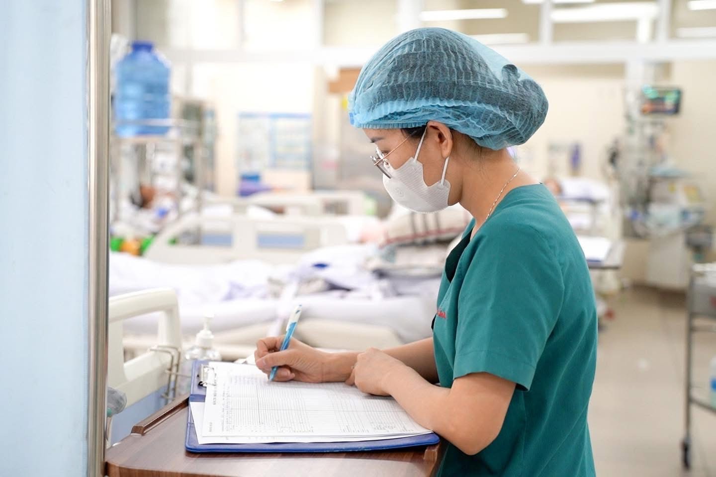 Bệnh nhân sốc nhiệt sau giải chạy 42 km có nhiều tiến triển tích cực, chuẩn bị chuyển ra khỏi khoa hồi sức- Ảnh 3. Bệnh nhân sốc nhiệt sau giải chạy 42 km có nhiều tiến triển tích cực, chuẩn bị chuyển ra khỏi khoa hồi sức- Ảnh 3.