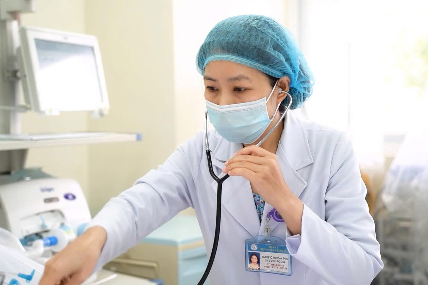 Bệnh nhân sốc nhiệt sau giải chạy 42 km có nhiều tiến triển tích cực, chuẩn bị chuyển ra khỏi khoa hồi sức- Ảnh 4. Bệnh nhân sốc nhiệt sau giải chạy 42 km có nhiều tiến triển tích cực, chuẩn bị chuyển ra khỏi khoa hồi sức- Ảnh 4.