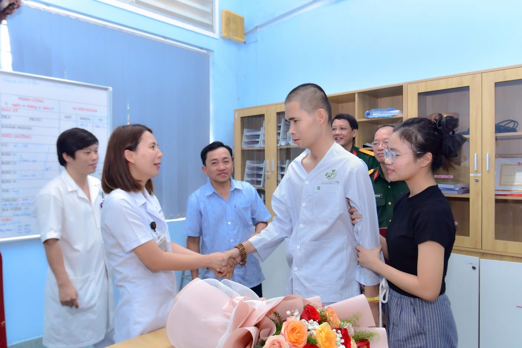 97 ngày chịu đựng và chiến thắng: Bệnh nhân lao màng não chuyển khẩn từ đảo An Bang về đất liền- Ảnh 5. 97 ngày chịu đựng và chiến thắng: Bệnh nhân lao màng não chuyển khẩn từ đảo An Bang về đất liền- Ảnh 5.