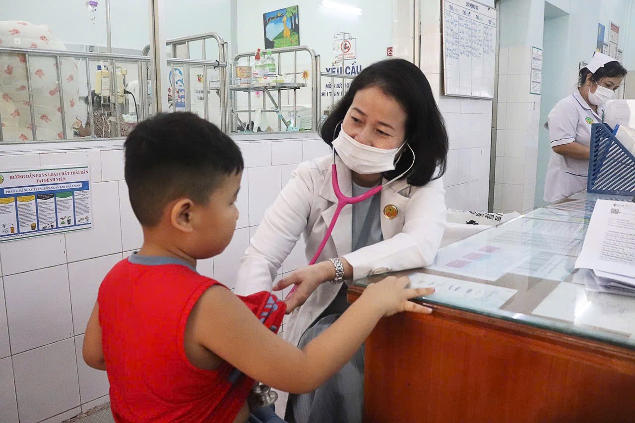 Bảo vệ sức khỏe cho trẻ trước thời tiết nắng nóng - Chiến lược phòng ngừa và đối phó- Ảnh 1. Bảo vệ sức khỏe cho trẻ trước thời tiết nắng nóng - Chiến lược phòng ngừa và đối phó- Ảnh 1.