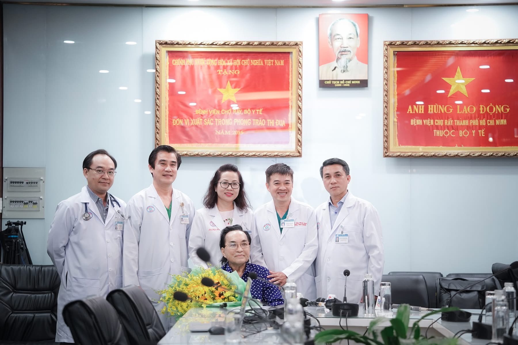 Hồi Sinh Kỳ Diệu: ECMO Khẩn Cấp và Quy Trình Báo Động Đỏ Cứu Sống NSND Thanh Tuấn- Ảnh 5. Hồi Sinh Kỳ Diệu: ECMO Khẩn Cấp và Quy Trình Báo Động Đỏ Cứu Sống NSND Thanh Tuấn- Ảnh 5.