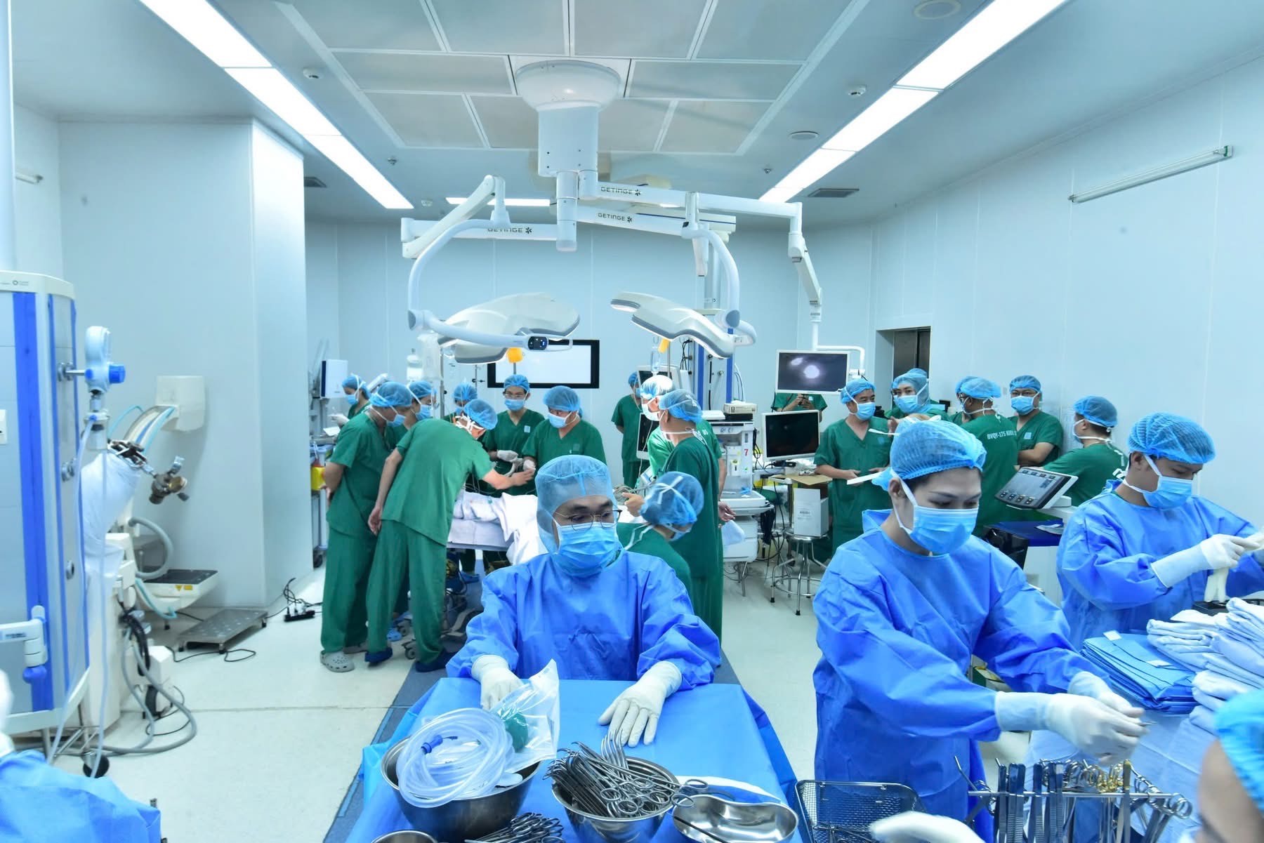 Bệnh viện Quân y 175 – lần đầu tiên phối hợp thực hiện ca lấy – ghép đa tạng ừ người hiến chết não: dấu mốc quang trọng trong hành trình phát triển kỹ thuật cao- Ảnh 4. Bệnh viện Quân y 175 – lần đầu tiên phối hợp thực hiện ca lấy – ghép đa tạng ừ người hiến chết não: dấu mốc quang trọng trong hành trình phát triển kỹ thuật cao- Ảnh 4.