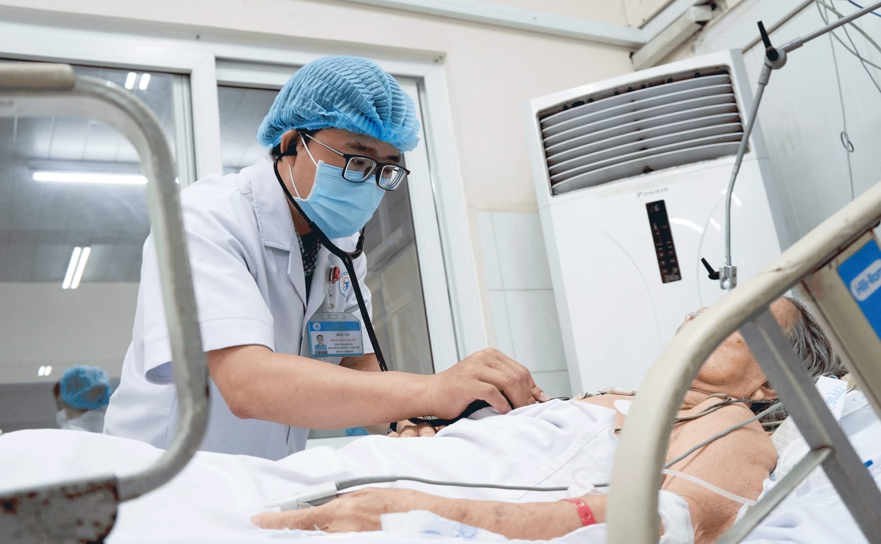 Bệnh viện Thống Nhất cứu bà cụ 85 tuổi hóc dị vật (xoài) qua cơn nguy kịch- Ảnh 1.