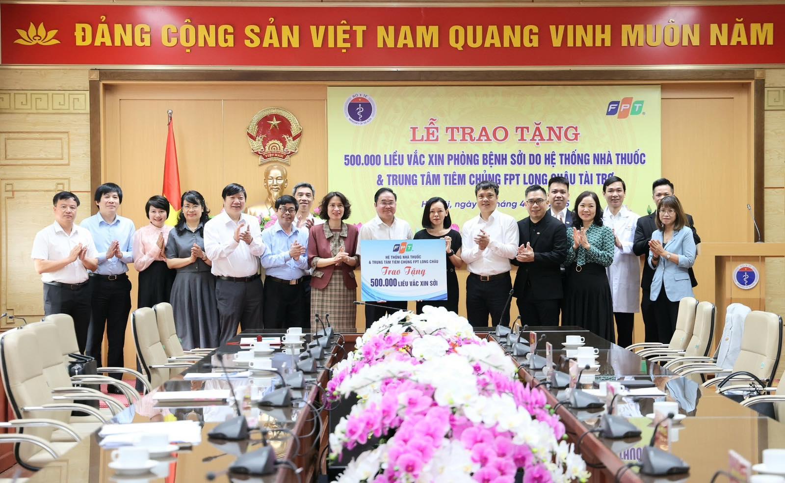 Bộ Y tế tiếp nhận nửa triệu liều vắc xin sởi do FPT Long Châu trao tặng- Ảnh 1. Bộ Y tế tiếp nhận nửa triệu liều vắc xin sởi do FPT Long Châu trao tặng- Ảnh 1.
