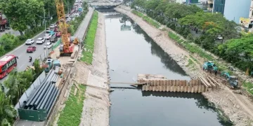 Cận cảnh công trường đang ‘cắt đôi’ đường dành cho xe đạp tại Hà Nội