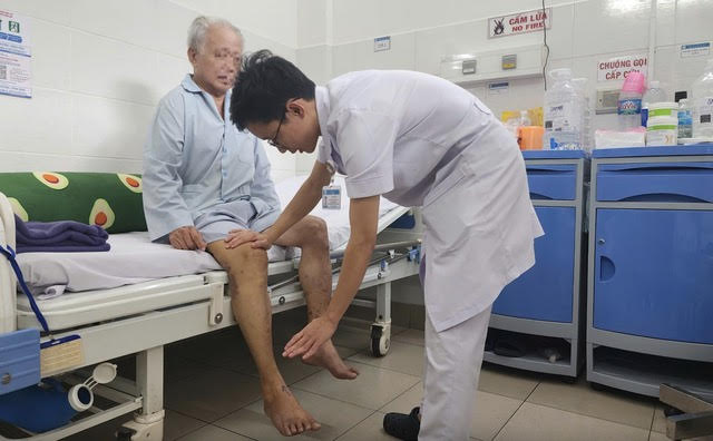 Bệnh nhân gãy xương do loãng xương được bác sĩ Bệnh viện Thống Nhất thăm khám. Bệnh nhân gãy xương do loãng xương được bác sĩ Bệnh viện Thống Nhất thăm khám.