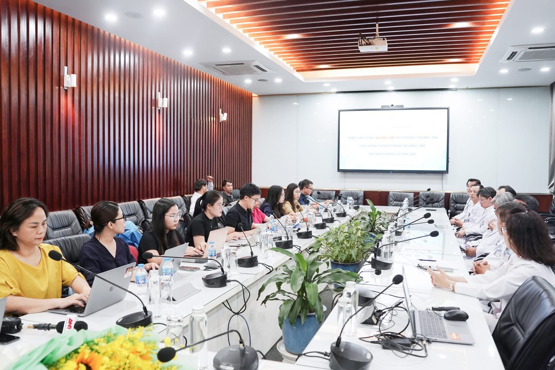 Hồi Sinh Kỳ Diệu: ECMO Khẩn Cấp và Quy Trình Báo Động Đỏ Cứu Sống NSND Thanh Tuấn- Ảnh 1. Hồi Sinh Kỳ Diệu: ECMO Khẩn Cấp và Quy Trình Báo Động Đỏ Cứu Sống NSND Thanh Tuấn- Ảnh 1.