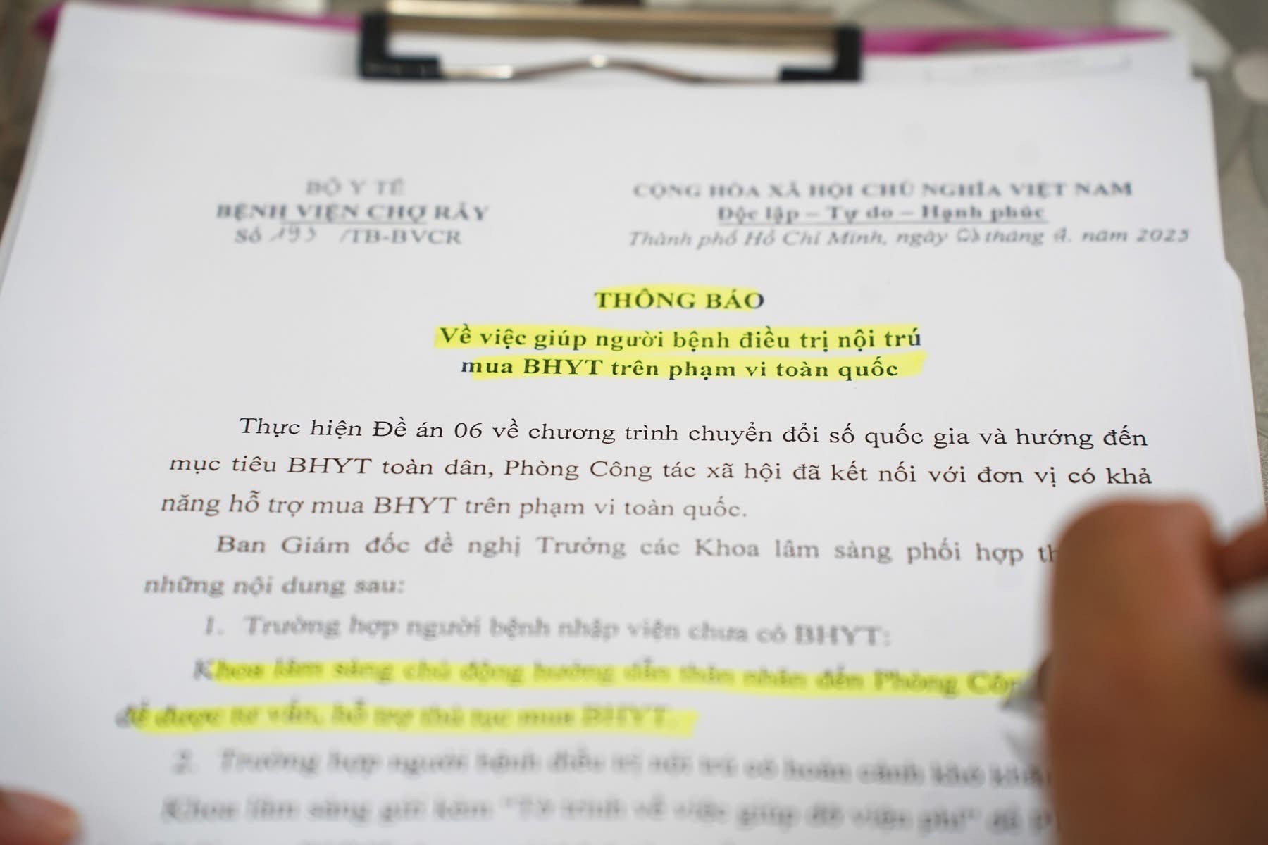 Không Ai Bị Bỏ Lại: Bv Chợ Rẫy Cùng Người Bệnh Yếu Thế Mua BHYT- Ảnh 1. Không Ai Bị Bỏ Lại: Bv Chợ Rẫy Cùng Người Bệnh Yếu Thế Mua BHYT- Ảnh 1.