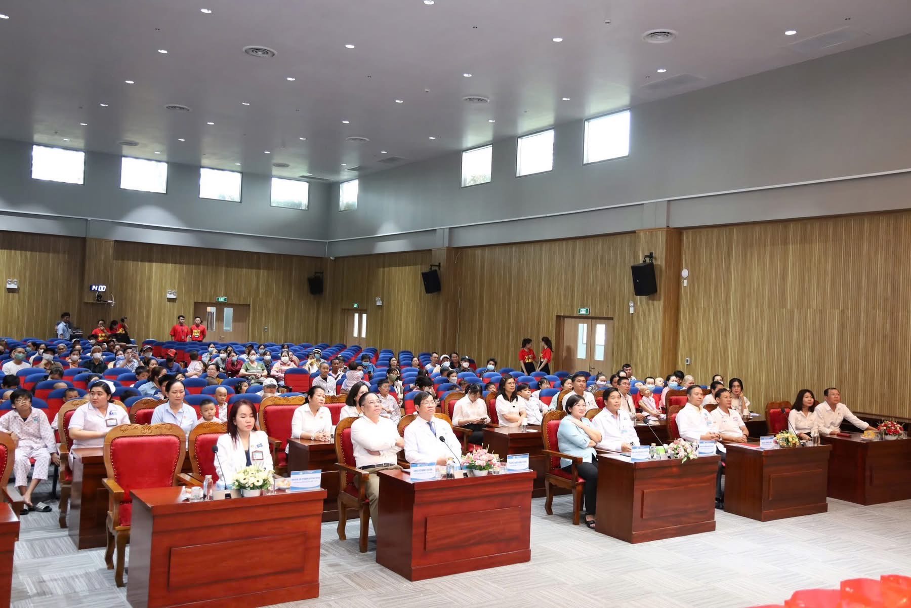 Lan tỏa yêu thương: Thành Ủy TP.HCM đồng hành cùng Bệnh viện Ung Bướu- Ảnh 1. Lan tỏa yêu thương: Thành Ủy TP.HCM đồng hành cùng Bệnh viện Ung Bướu- Ảnh 1.