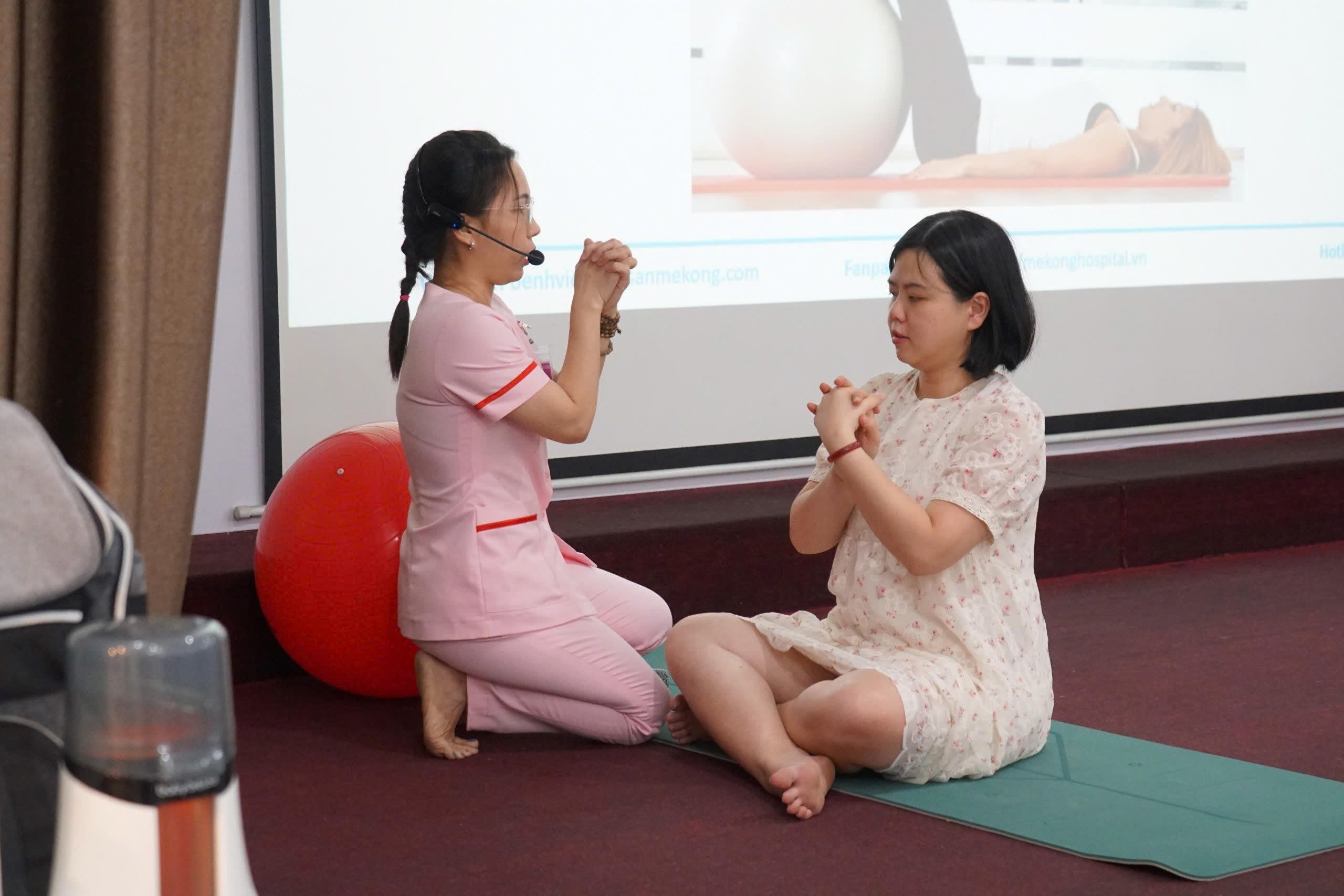 Lớp Tiền Sản tại MêKông: Hướng Dẫn Tập Cơ Sàn Chậu và Phòng Ngừa Trầm Cảm Sau Sinh- Ảnh 2. Lớp Tiền Sản tại MêKông: Hướng Dẫn Tập Cơ Sàn Chậu và Phòng Ngừa Trầm Cảm Sau Sinh- Ảnh 2.