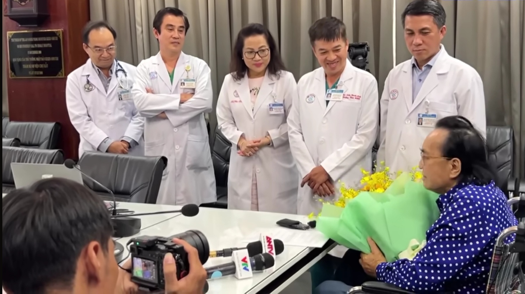 NSND Thanh Tuấn cúi đầu trước bác sĩ bệnh viện Chợ Rẫy: NSND Thanh Tuấn cúi đầu trước bác sĩ bệnh viện Chợ Rẫy: