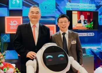 Robot Misa - 'nhân viên' đặc biệt viết tin, làm thơ tại gian trưng bày báo Tiền Phong