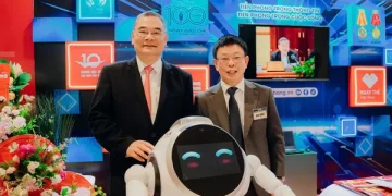 Robot Misa - 'nhân viên' đặc biệt viết tin, làm thơ tại gian trưng bày báo Tiền Phong