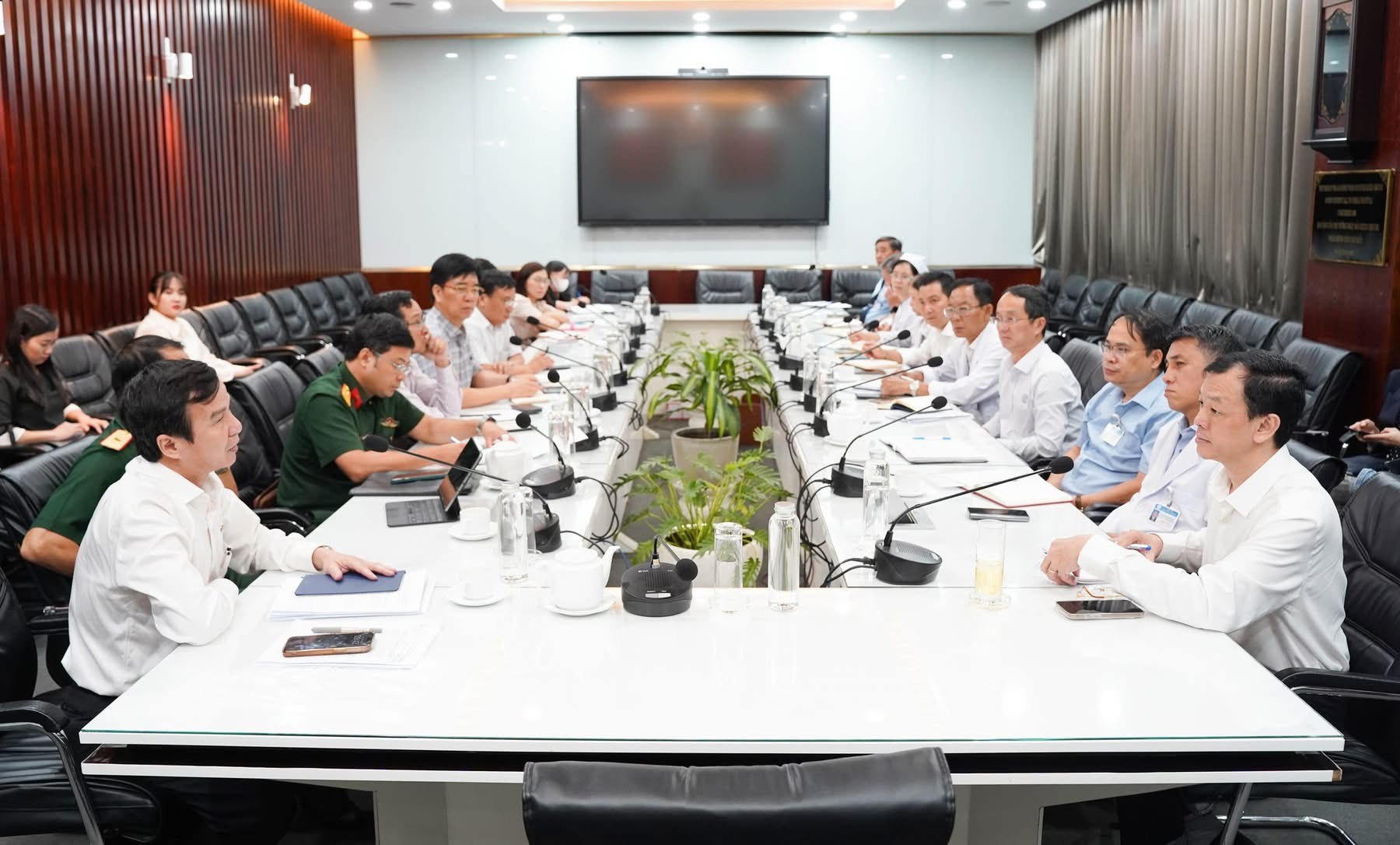 TS BSCK2 Nguyễn Tri Thức Dẫn Dắt Chuẩn Bị Y Tế Toàn Diện Cho Đại Lễ 50 Năm Thống Nhất- Ảnh 4. TS BSCK2 Nguyễn Tri Thức Dẫn Dắt Chuẩn Bị Y Tế Toàn Diện Cho Đại Lễ 50 Năm Thống Nhất- Ảnh 4.