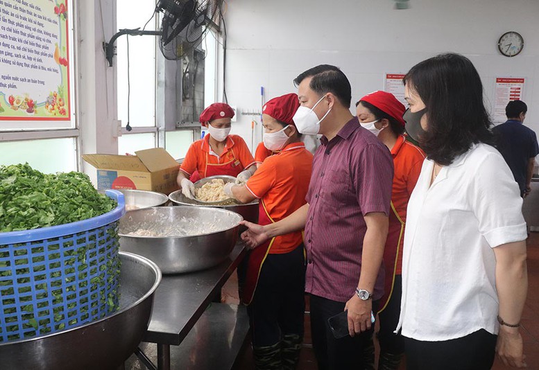 Thực phẩm giả 'len lỏi' qua nhiều đường tiêu thụ- Ảnh 2. Thực phẩm giả 'len lỏi' qua nhiều đường tiêu thụ- Ảnh 2.