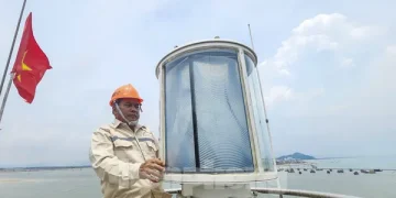 'Mắt thần' nơi cửa biển Hà Tĩnh và chuyện những người canh ánh đèn đêm