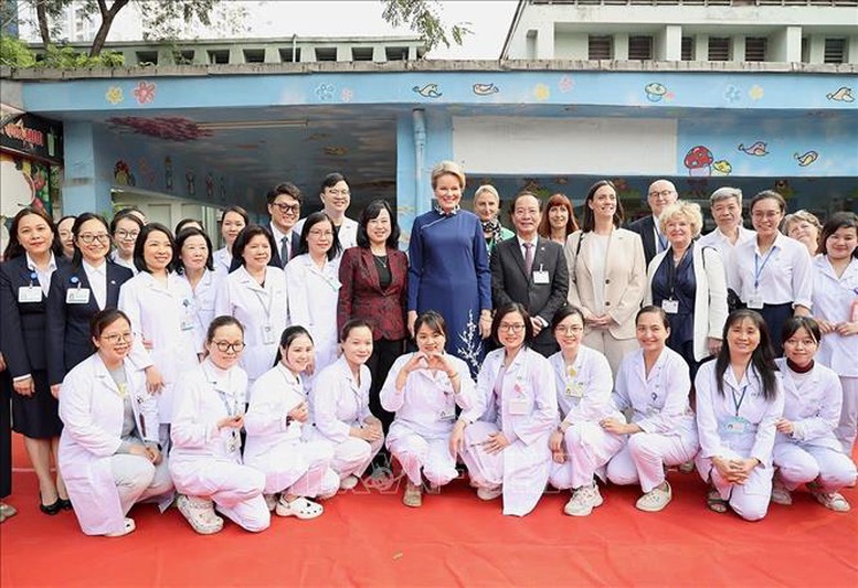 Hoàng hậu Bỉ Mathilde thăm Bệnh viện Nhi Trung ương- Ảnh 2. Hoàng hậu Bỉ Mathilde thăm Bệnh viện Nhi Trung ương- Ảnh 2.