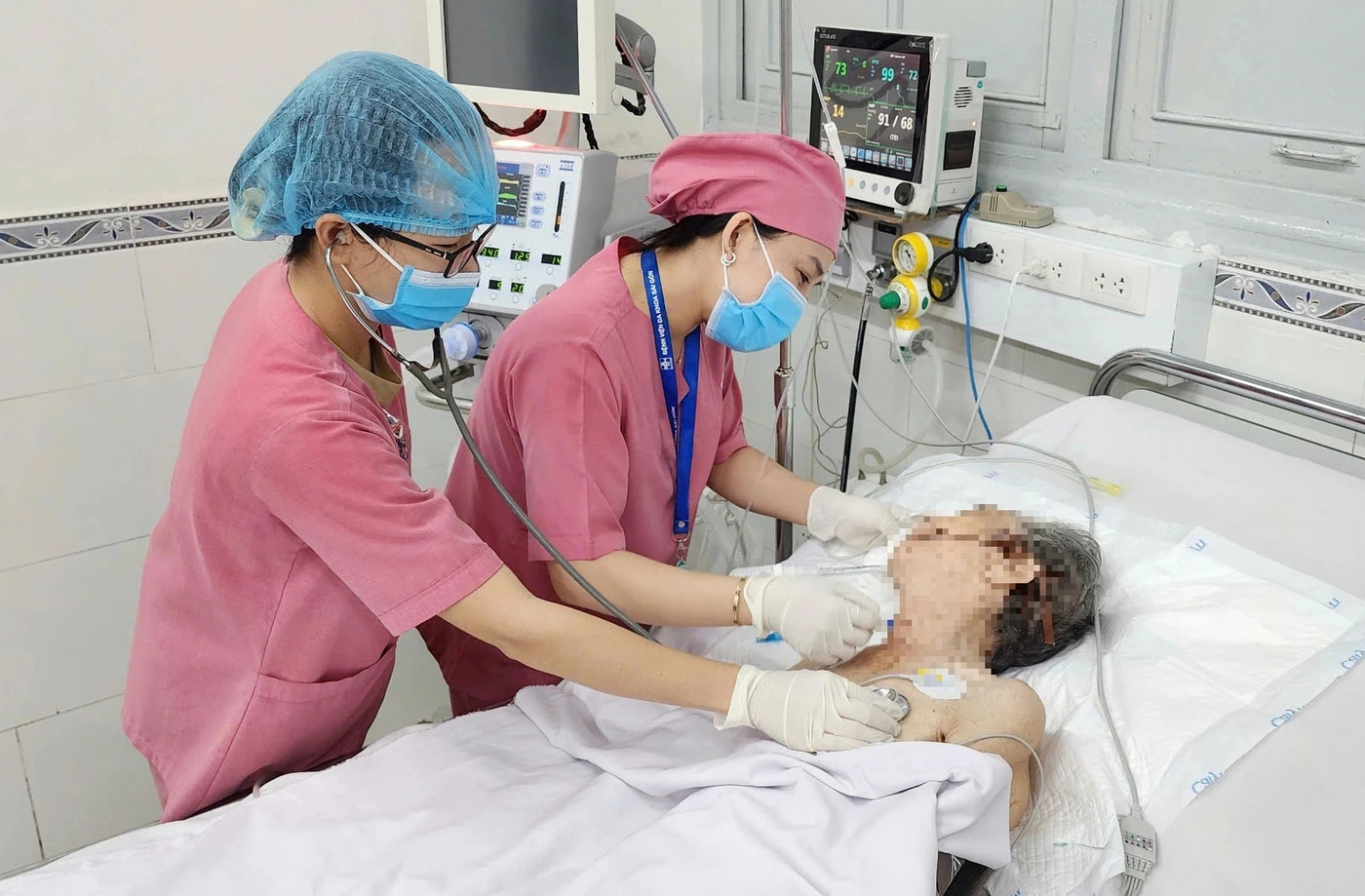 Bệnh viện Đa khoa Sài Gòn : Bác sĩ đi xe cấp cứu 2 bánh cứu cụ bà ngưng tim tại nhà- Ảnh 3. Bệnh viện Đa khoa Sài Gòn : Bác sĩ đi xe cấp cứu 2 bánh cứu cụ bà ngưng tim tại nhà- Ảnh 3.
