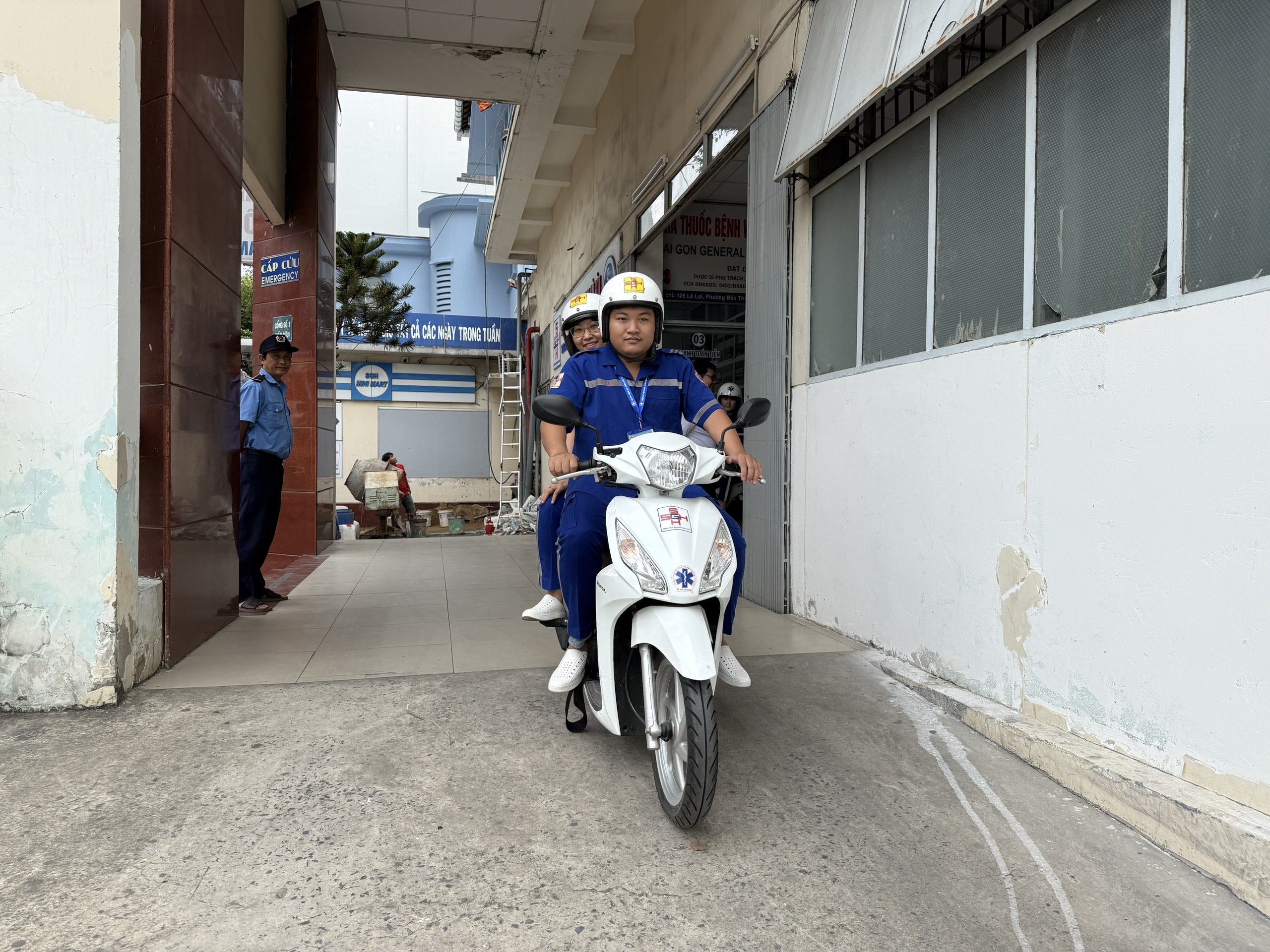 Bệnh viện Đa khoa Sài Gòn : Bác sĩ đi xe cấp cứu 2 bánh cứu cụ bà ngưng tim tại nhà- Ảnh 4. Bệnh viện Đa khoa Sài Gòn : Bác sĩ đi xe cấp cứu 2 bánh cứu cụ bà ngưng tim tại nhà- Ảnh 4.