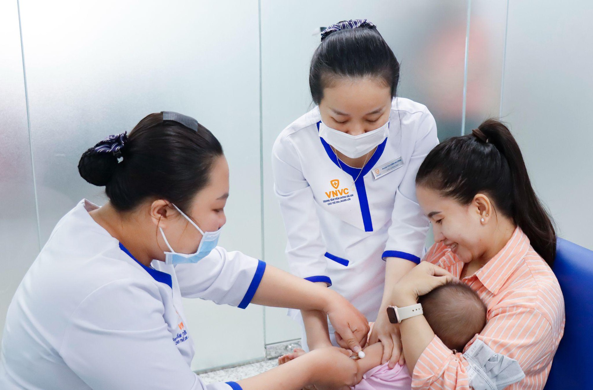 Tiêm vắc-xin 6 trong 1 đủ liều, đúng lịch giúp cha mẹ yên tâm bảo vệ con yêu- Ảnh 5. Tiêm vắc-xin 6 trong 1 đủ liều, đúng lịch giúp cha mẹ yên tâm bảo vệ con yêu- Ảnh 5.