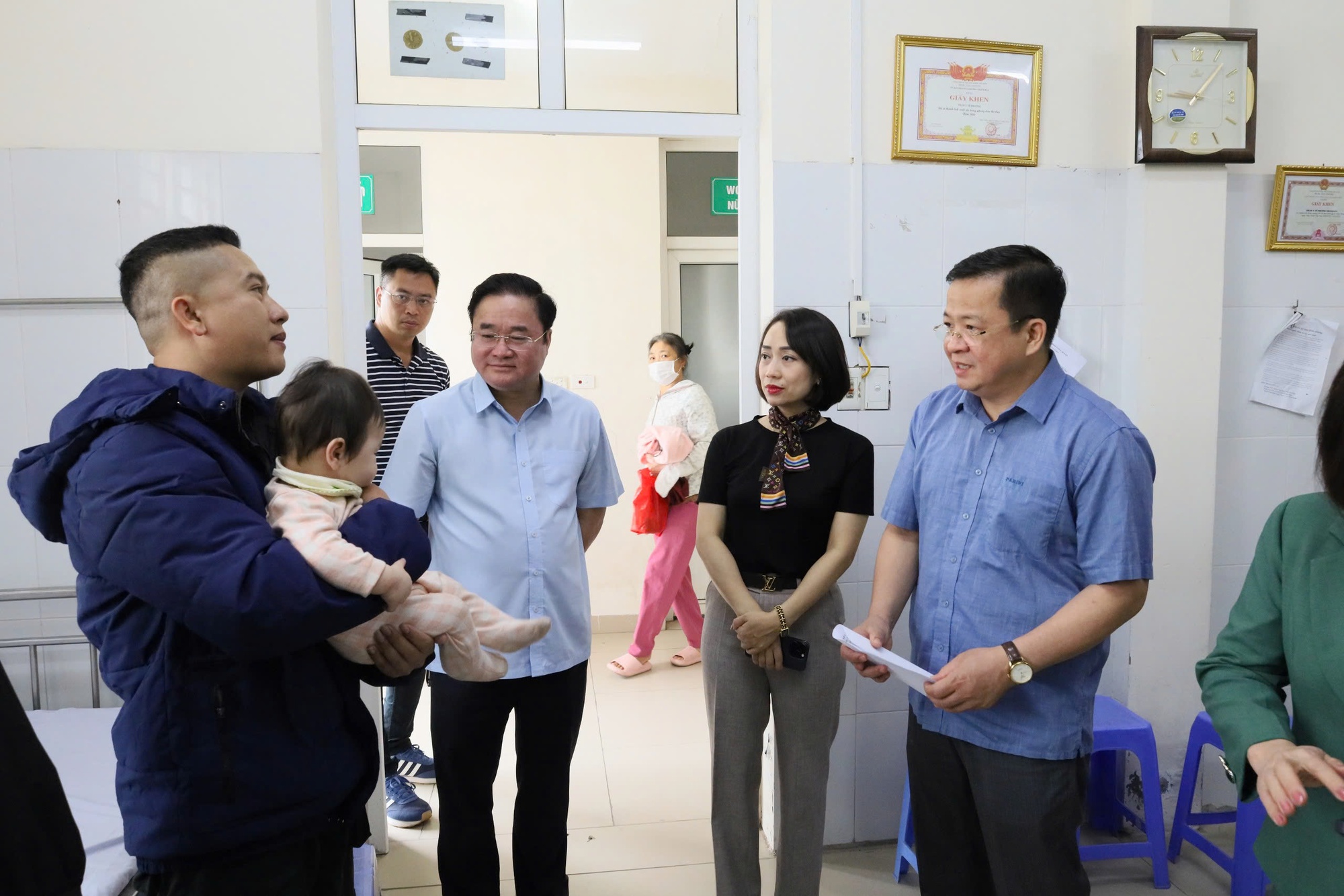 Kiểm tra, giám sát chặt chẽ công tác tiêm vaccine sởi cho trẻ- Ảnh 2. Kiểm tra, giám sát chặt chẽ công tác tiêm vaccine sởi cho trẻ- Ảnh 2.