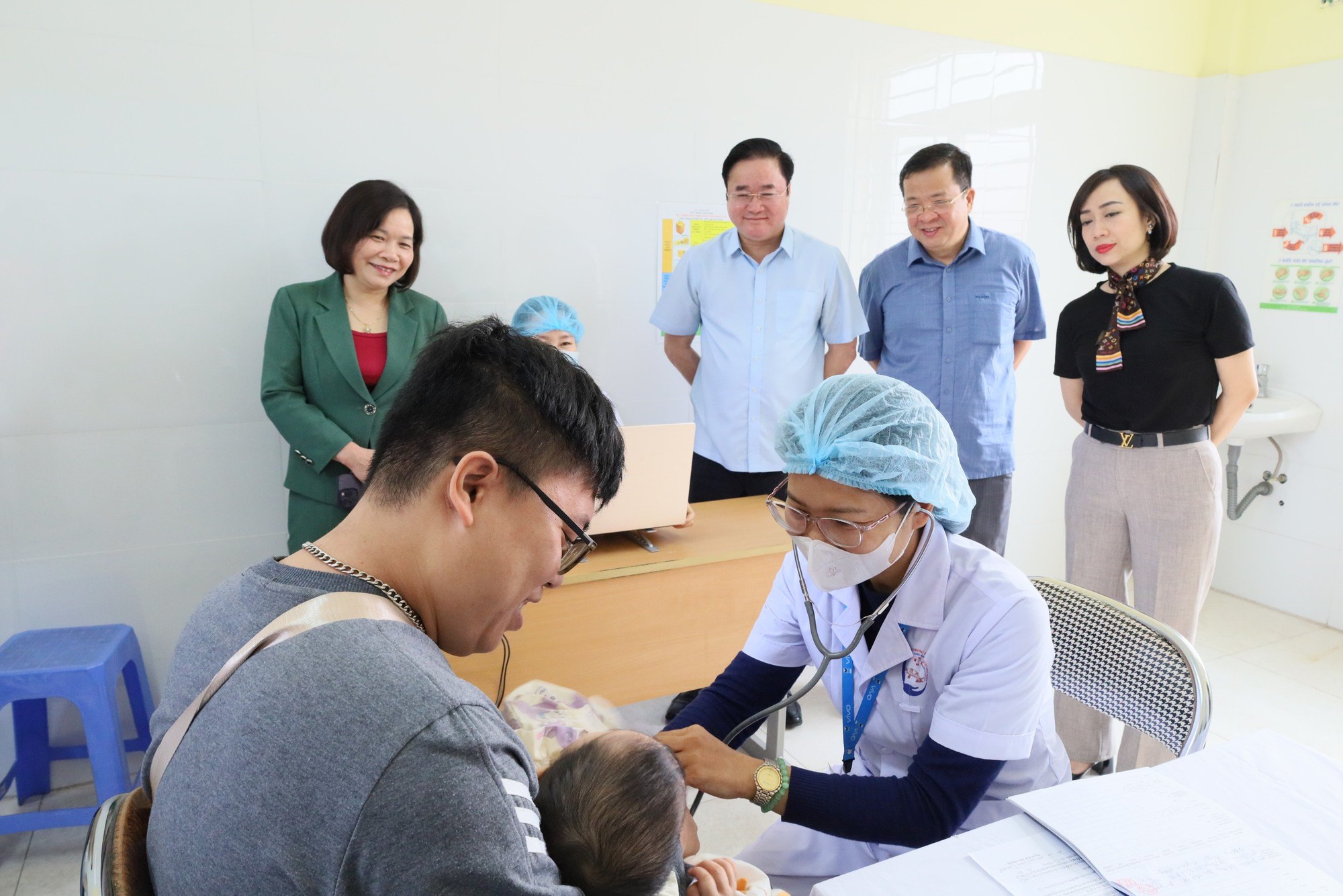 Kiểm tra, giám sát chặt chẽ công tác tiêm vaccine sởi cho trẻ- Ảnh 3. Kiểm tra, giám sát chặt chẽ công tác tiêm vaccine sởi cho trẻ- Ảnh 3.