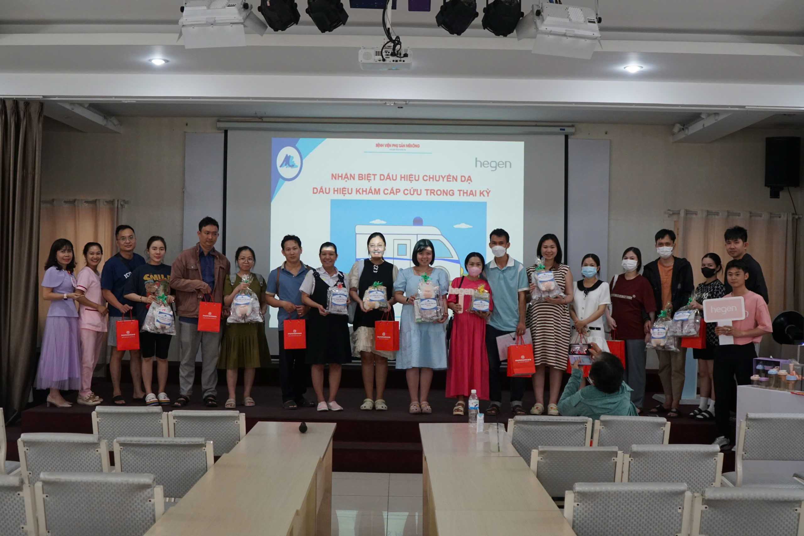 BỆNH VIỆN PHỤ SẢN MÊKÔNG: lớp học tiền sản với chủ đề “Dấu hiệu chuyển dạ và cần khám cấp cứu trong thai kỳ”- Ảnh 5. BỆNH VIỆN PHỤ SẢN MÊKÔNG: lớp học tiền sản với chủ đề “Dấu hiệu chuyển dạ và cần khám cấp cứu trong thai kỳ”- Ảnh 5.