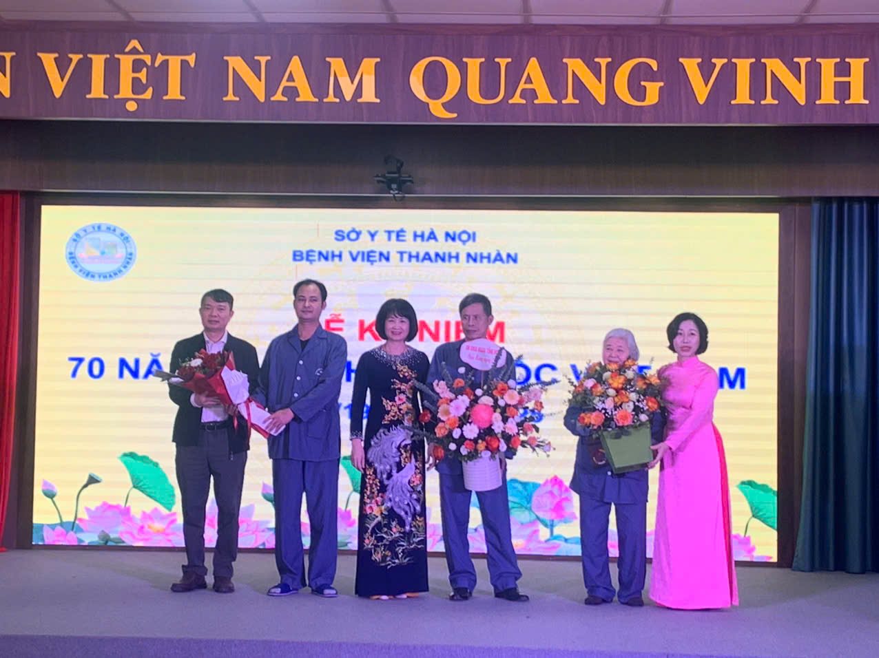 Bà Nguyễn Thị Lệ Mỹ - Phó giám đốc phụ trách bệnh viện Thanh Nhàn (áo dài hồng) trao quà cho bệnh nhân đang điều trị tại bệnh viện tại Lễ kỷ niệm. Bà Nguyễn Thị Lệ Mỹ - Phó giám đốc phụ trách bệnh viện Thanh Nhàn (áo dài hồng) trao quà cho bệnh nhân đang điều trị tại bệnh viện tại Lễ kỷ niệm.