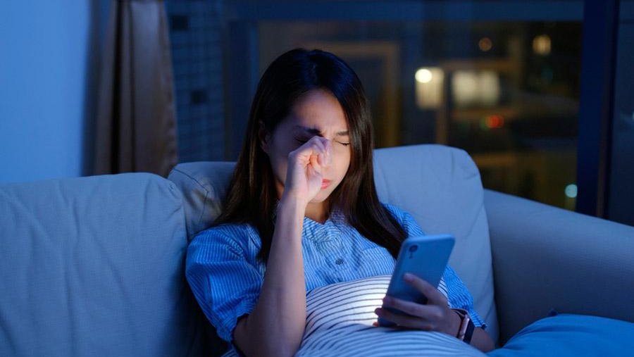 99% người có thói quen tắt đèn, xem điện thoại vào ban đêm sẽ mắc 4 chứng bệnh nguy hiểm này, hãy NGỪNG ngay khi còn có thể!- Ảnh 1.