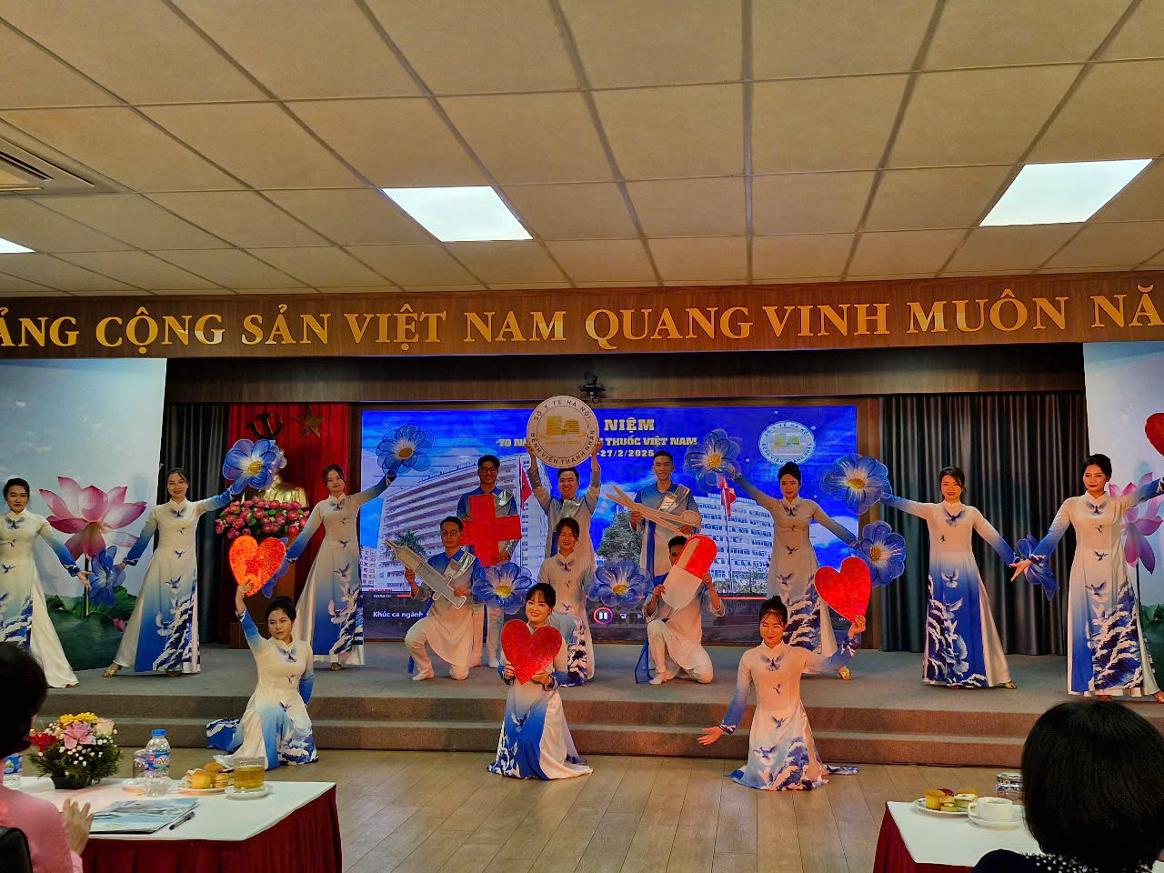 Tiết mục văn nghệ do CBCNV bệnh viện trình bày. Tiết mục văn nghệ do CBCNV bệnh viện trình bày.