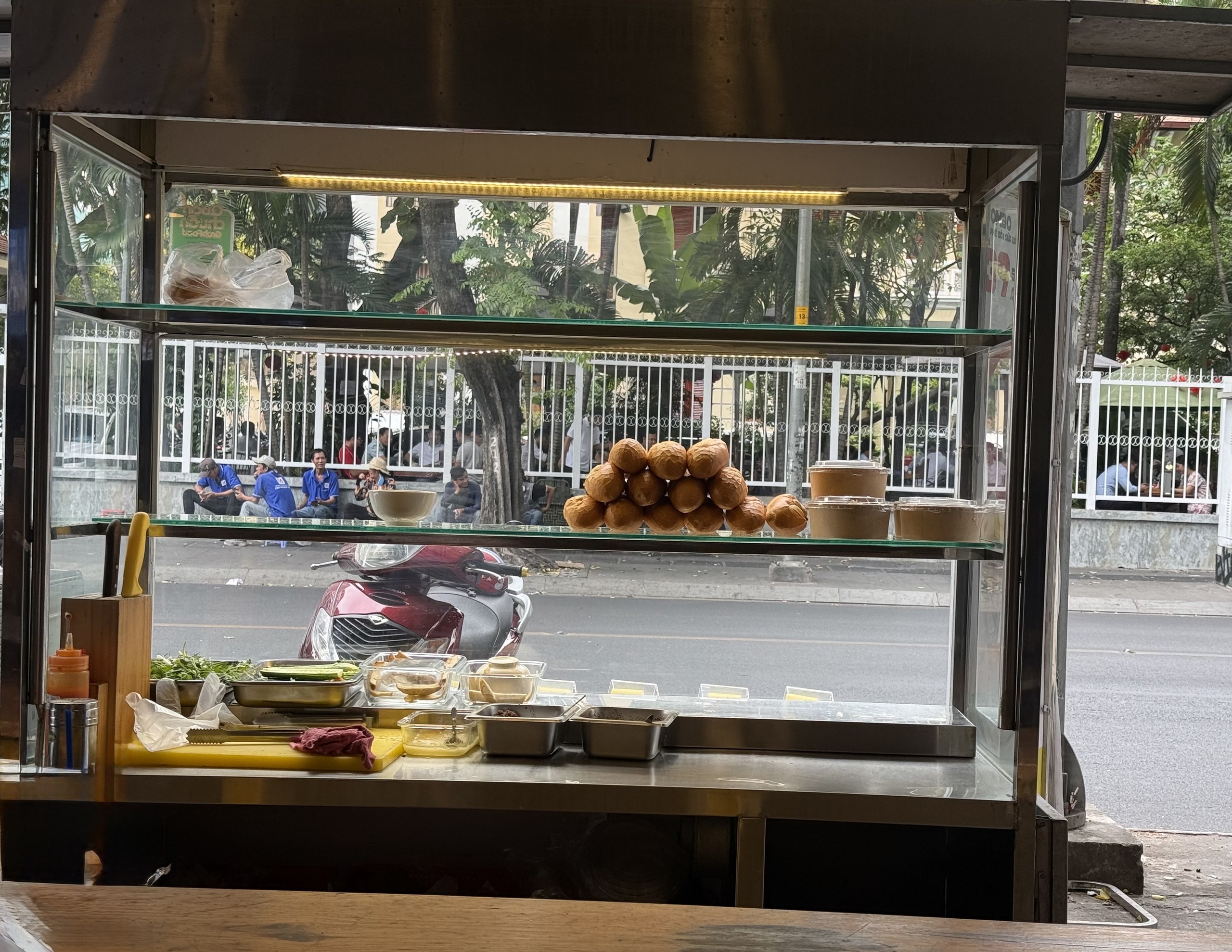 Bộ Y tế chỉ đạo khẩn: 37 người nghi ngộ độc sau khi ăn bánh mì- Ảnh 1. Bộ Y tế chỉ đạo khẩn: 37 người nghi ngộ độc sau khi ăn bánh mì- Ảnh 1.