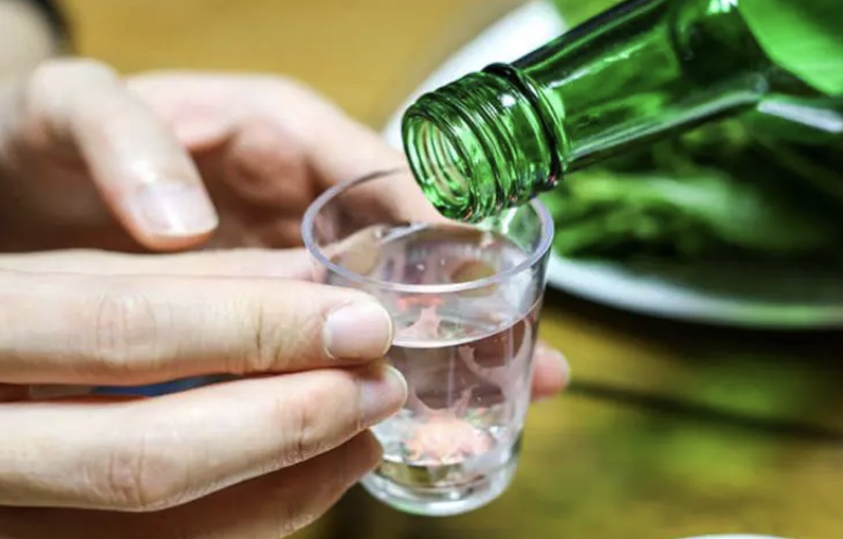 Bộ Y tế yêu cầu điều tra, xử lý vụ 6 du khách cấp cứu nghi ngộ độc rượu- Ảnh 1. Bộ Y tế yêu cầu điều tra, xử lý vụ 6 du khách cấp cứu nghi ngộ độc rượu- Ảnh 1.