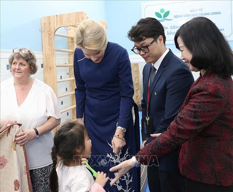 Hoàng hậu Bỉ Mathilde thăm Bệnh viện Nhi Trung ương- Ảnh 1. Hoàng hậu Bỉ Mathilde thăm Bệnh viện Nhi Trung ương- Ảnh 1.
