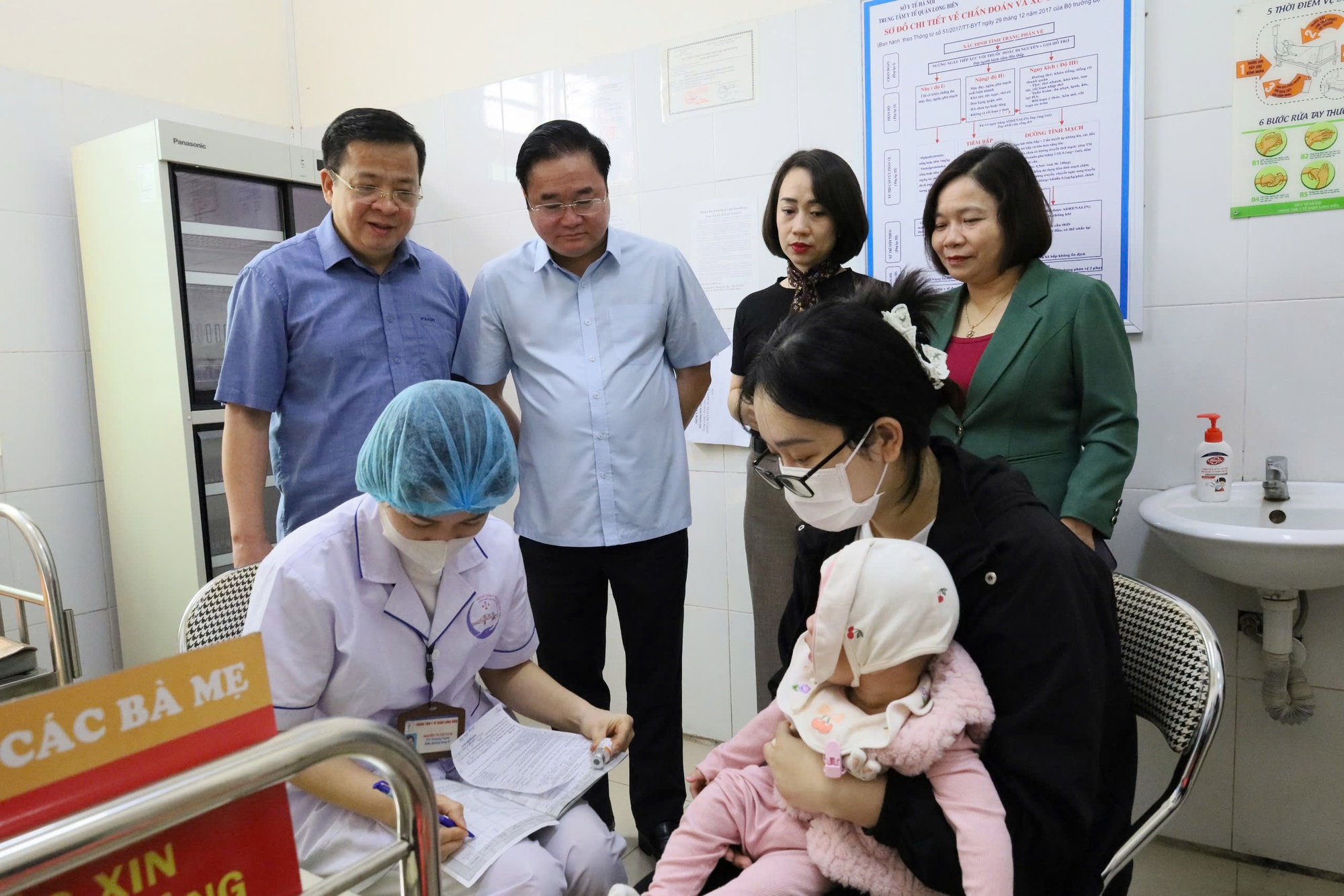 Kiểm tra, giám sát chặt chẽ công tác tiêm vaccine sởi cho trẻ- Ảnh 1. Kiểm tra, giám sát chặt chẽ công tác tiêm vaccine sởi cho trẻ- Ảnh 1.