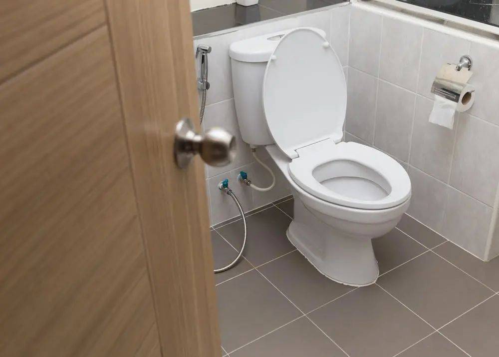 Nên để cửa phòng tắm mở hay đóng? Câu trả lời khiến nhiều người giật mình- Ảnh 1.