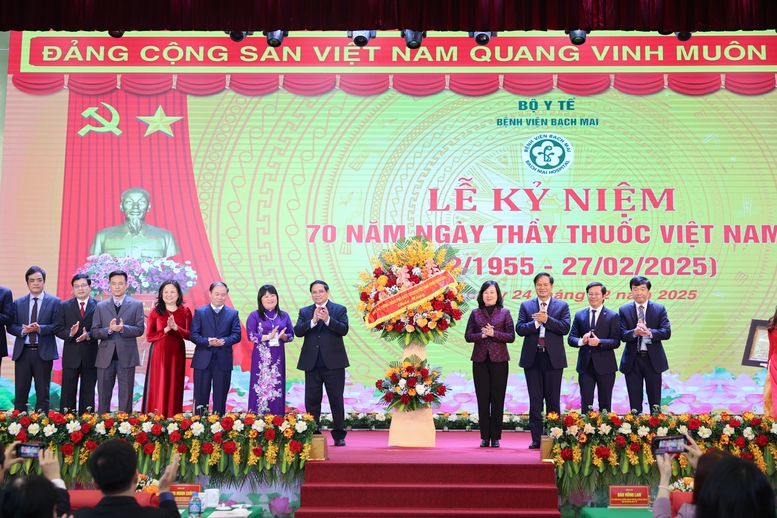 Thủ tướng: Bệnh viện Bạch Mai là niềm tự hào của y học Việt Nam, là 'pháo đài' trong chiến tranh và hòa bình- Ảnh 4. Thủ tướng: Bệnh viện Bạch Mai là niềm tự hào của y học Việt Nam, là 'pháo đài' trong chiến tranh và hòa bình- Ảnh 4.